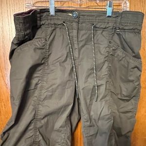 Cecil (German) brand athletic leisure shorts 34 army green very‎ lightweight